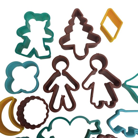 Plastic Cookie Cutter Set Storage Box 17 Assorted Shapes Hearts Animals Holiday - Picture 7 of 8